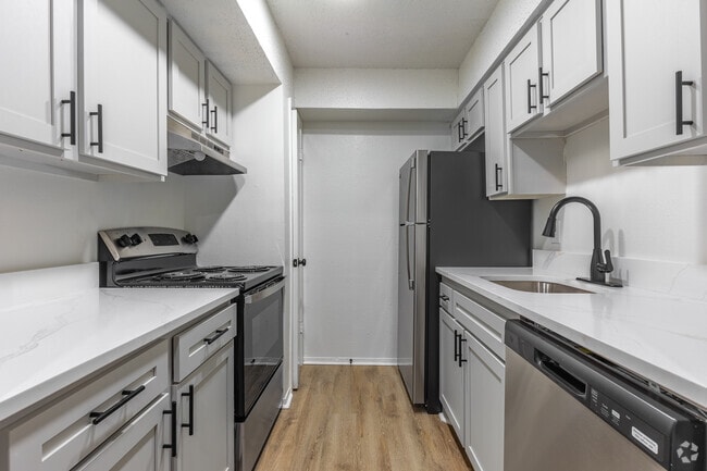 2BR, 2BA - 931SF - Kitchen