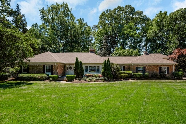 Building Photo - A rare estate-style rental in Thoroughgood