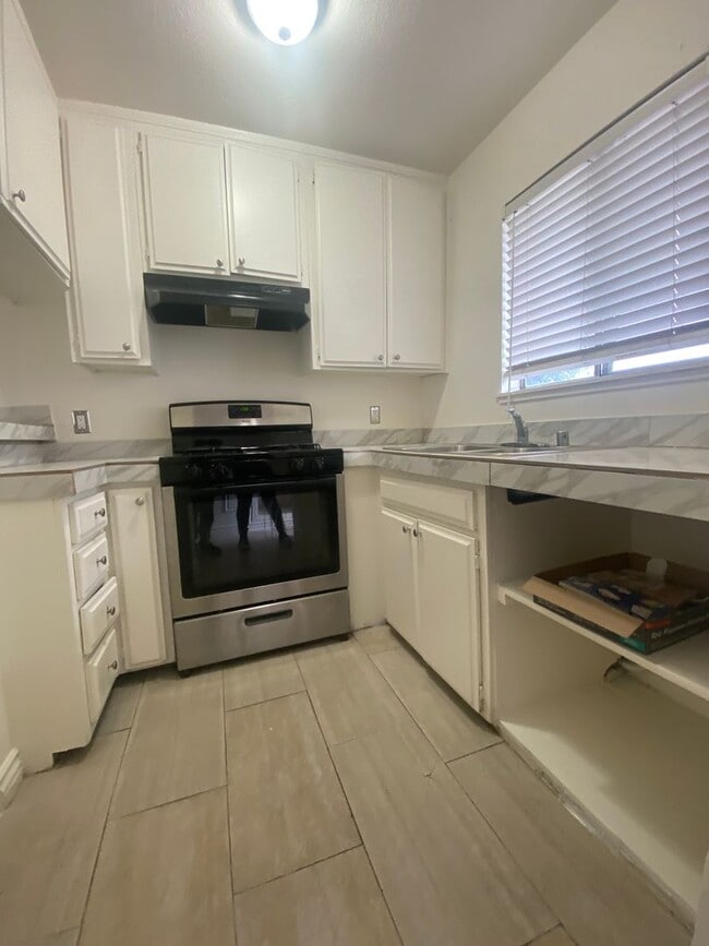 Photo - 16046 Wyandotte St Unit 6