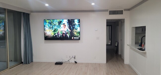 75" tv in Living Room - 1300 Midvale Ave Unidad 307