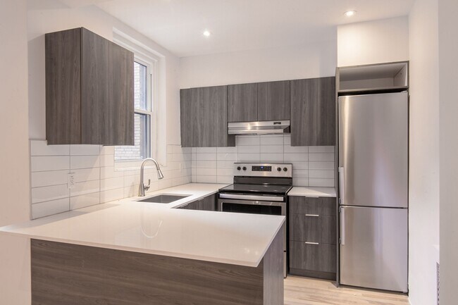 Building Photo - 2105 Rue Chomedey Unit 17