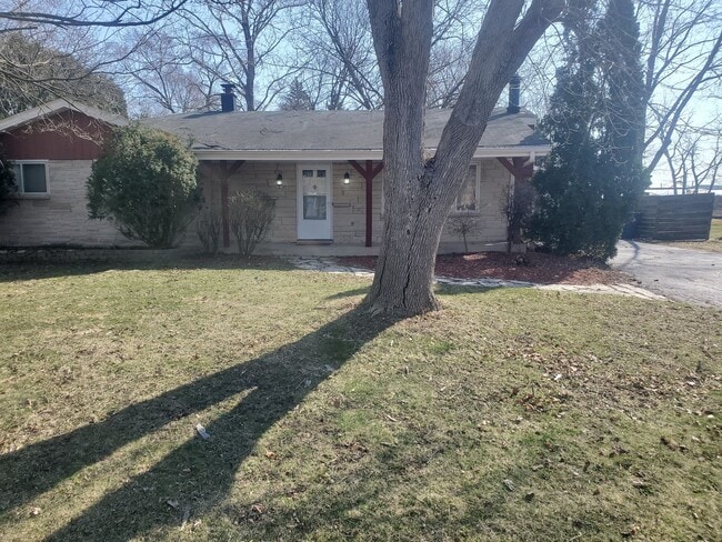 Building Photo - Spacious 3 Bedroom Single Family