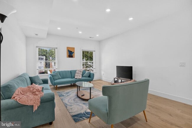 Photo - 927 Kennedy St NW Unidad 304