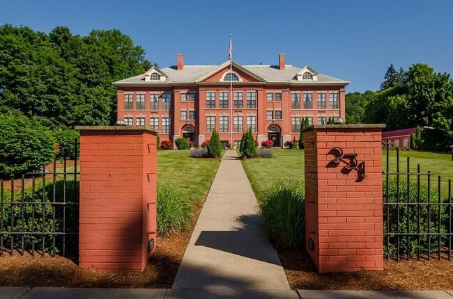 Building Photo - 231 Main St