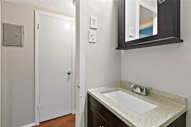 Photo - 2401 Manor Rd Unit 216