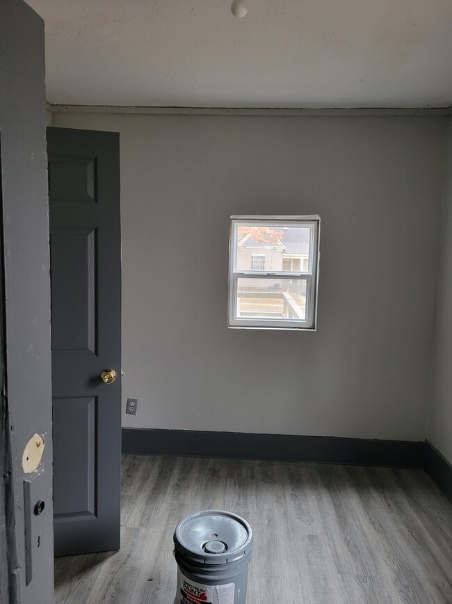 Main Bedroom - 1371 E Blaine St