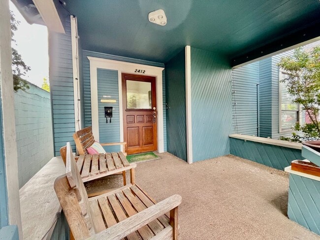 Building Photo - 2412 SE Belmont St Unit 2412 SE Belmont St Apt B