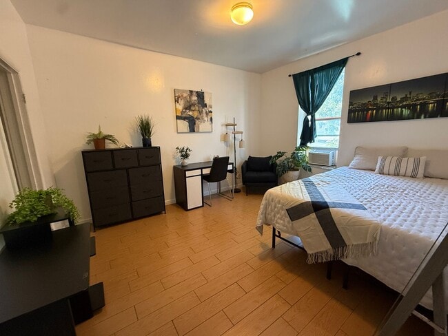 Building Photo - Amazing Deal ! Large modern-style furnished private guy room in avenues ! Unit 757 - C