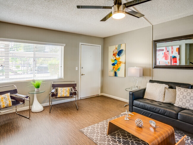 2 BR, 2 BA - 980SF