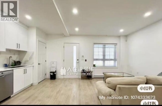 Photo - 4793 Slocan St