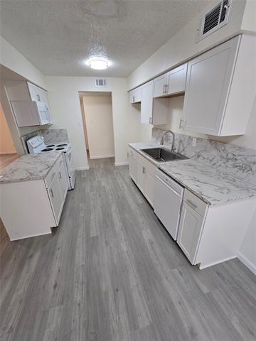 Photo - 1402 Frio Ln