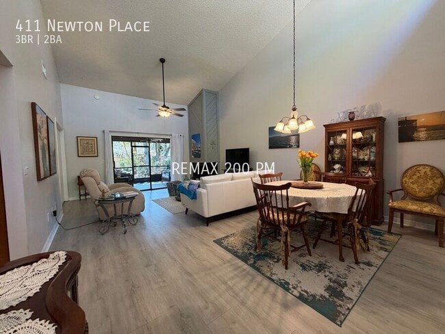 Photo - 411 Newton Pl