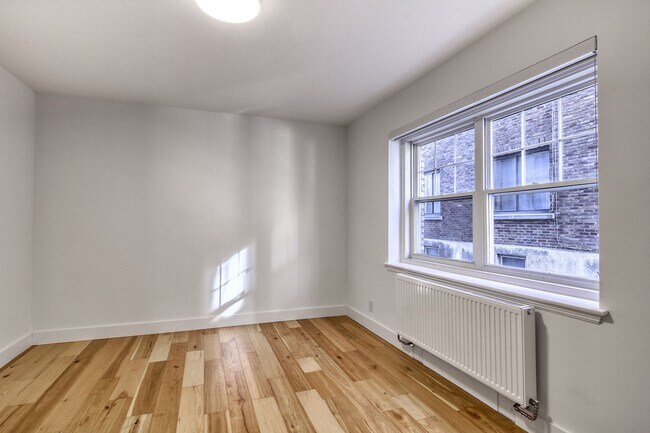 Photo - 4930 Chem. Queen Mary Unit 5