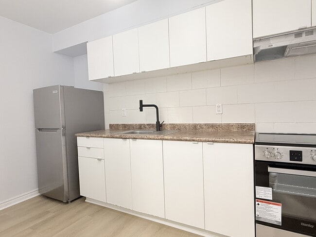 Photo - 1989 Wyandotte St W Unit 704