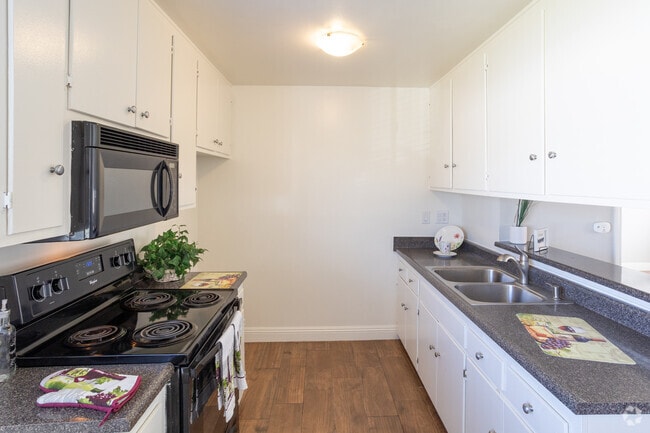 1BR, 1BA - 650SF - Kitchen - Watch Hill Apartments