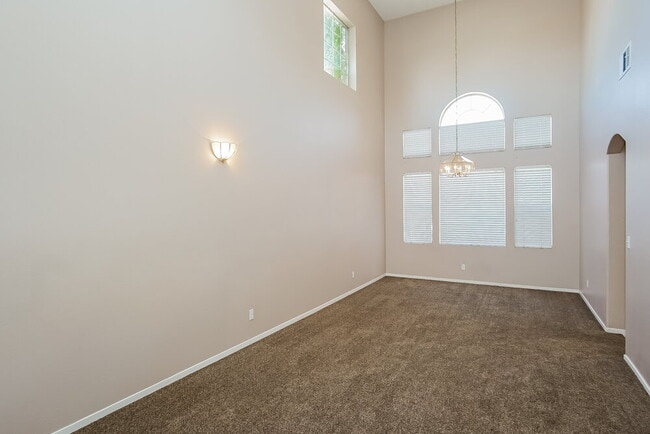 Photo - 268 Sundial St
