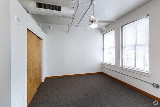 1BR, 1BA - 948SF - Bedroom