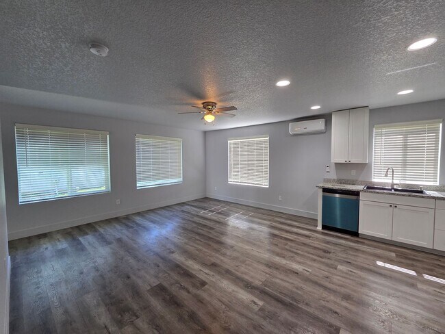 Photo - 3 Bedroom 2.5 Bathroom in Winlock