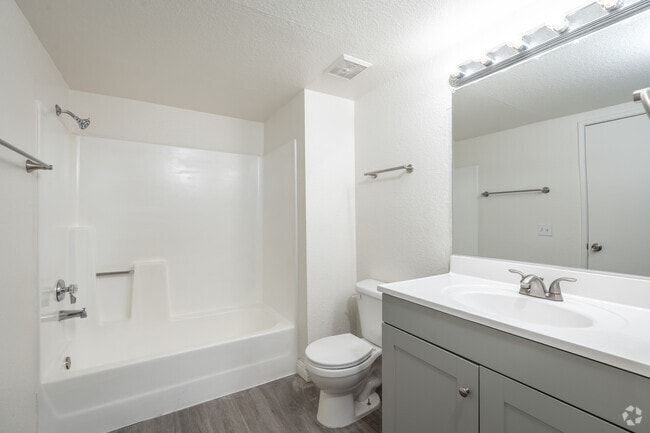2BR, 2BA - 948SF - Bathroom