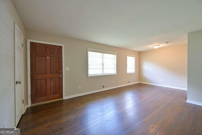 Photo - 2075 Claude St NW