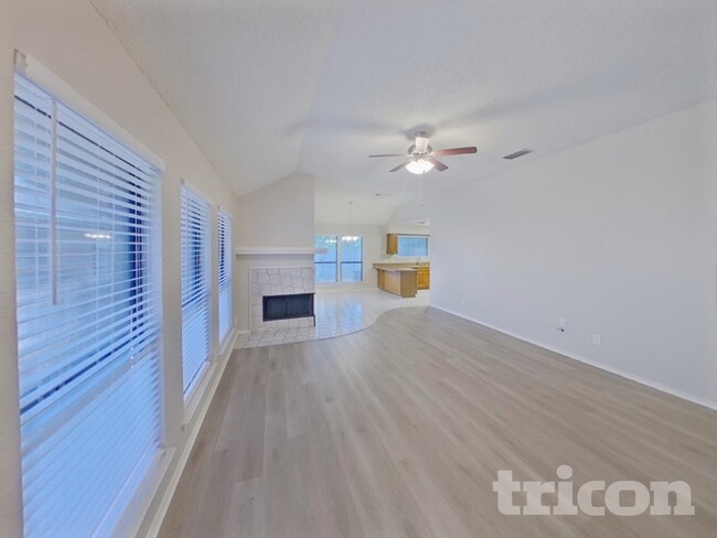 Photo - 1637 Woodhall Way