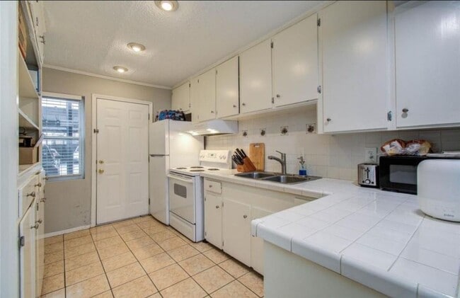 Building Photo - 11609 Chimney Rock Rd Unit B