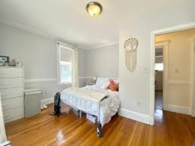 Building Photo - No Brokers Fee, In-Unit Washer and Dryer, Eat-in Kitchen, Stainless Steel Appliances, Porch