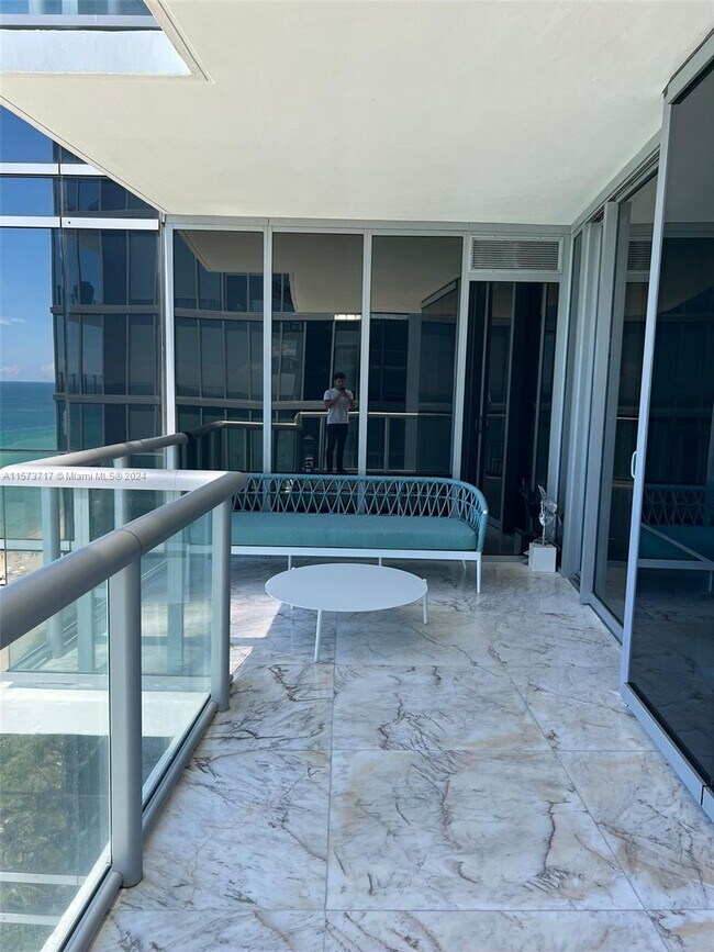 Photo - 17121 Collins Ave Unidad 2008