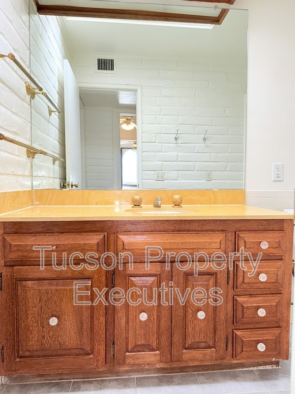 Photo - 629 W Las Lomitas Rd