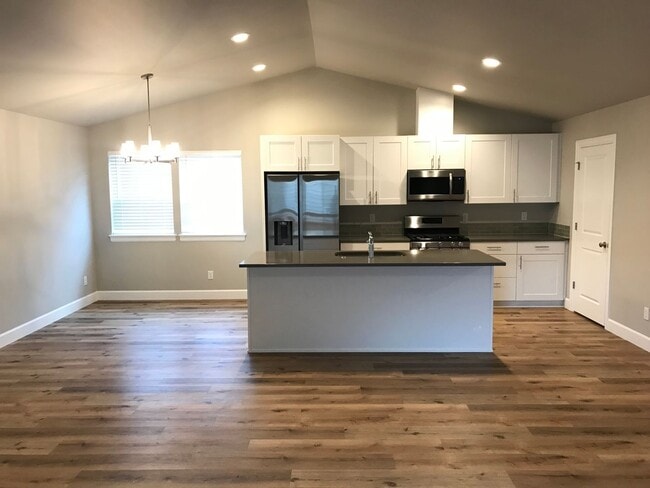 Building Photo - 3 Bedroom House in NW Redmond