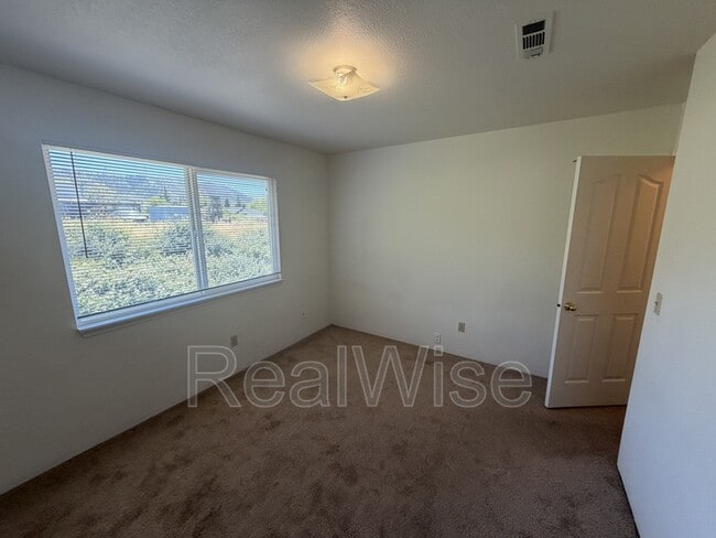 Photo - 2145 NW Heidi Ln Unidad D