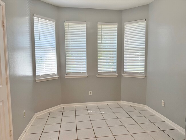 Photo - 909 Christopher Ln