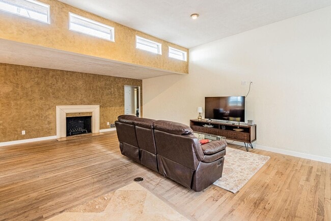 Photo - 444 Sierra Dr SE