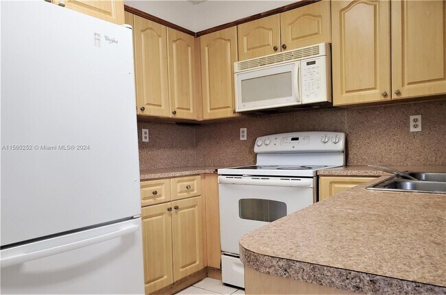 10020 NW 9th St Circle 102, Miami, FL 33172 - 10020 NW 9th St Circle 102, Miami, FL 33172 House
