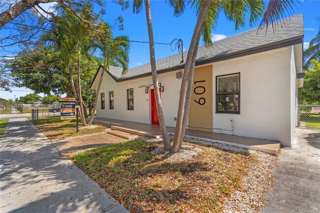 Photo - 601 SW 1st St