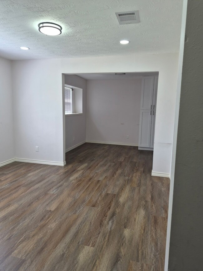Photo - 10915 Roandale Dr