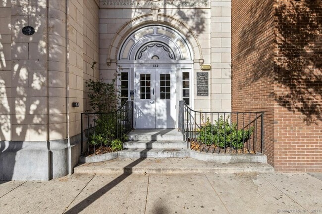 Building Photo - 124 Temple St Unit #305