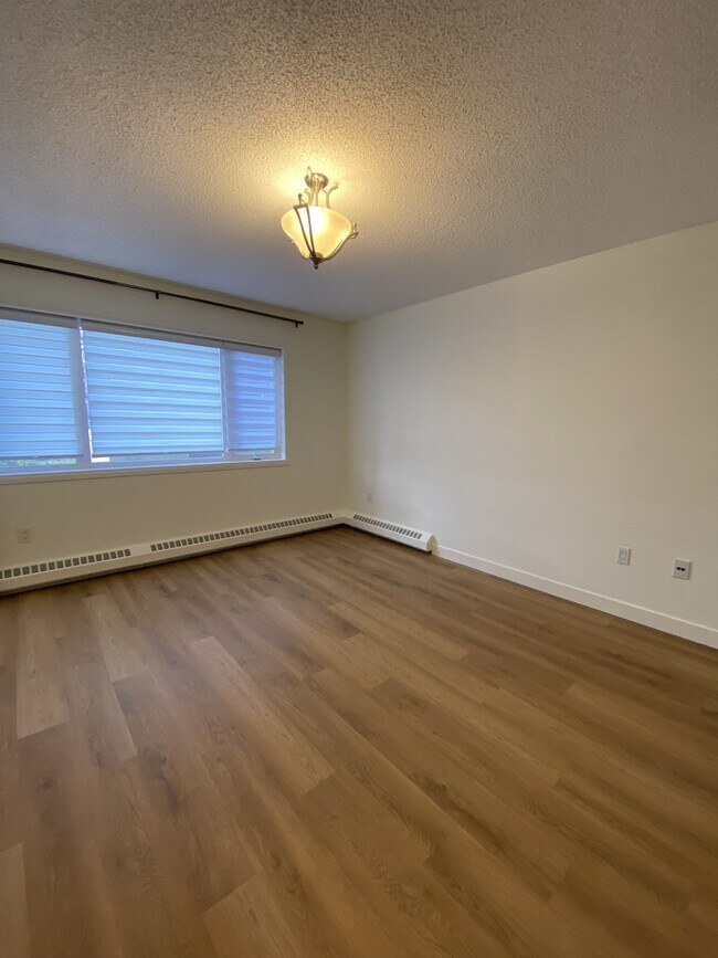 Photo - 790-790 Kingsmere Crescent SW Unit 1