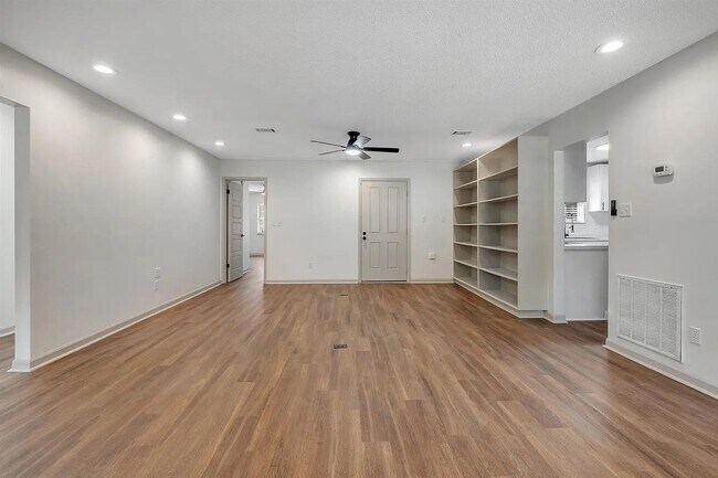 Photo - 1825 Sherwood Dr