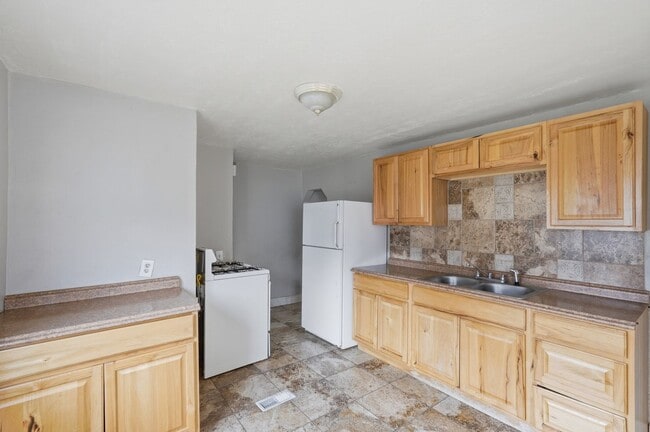 Building Photo - Swan Street Triplex Unit 3