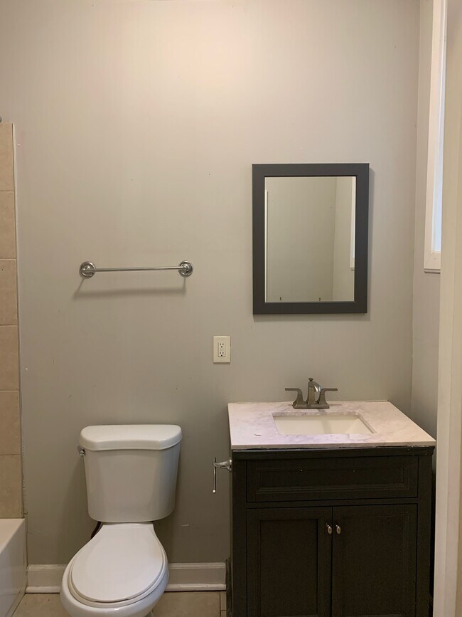 Bathroom - 1702 W Lombard St Unit 1