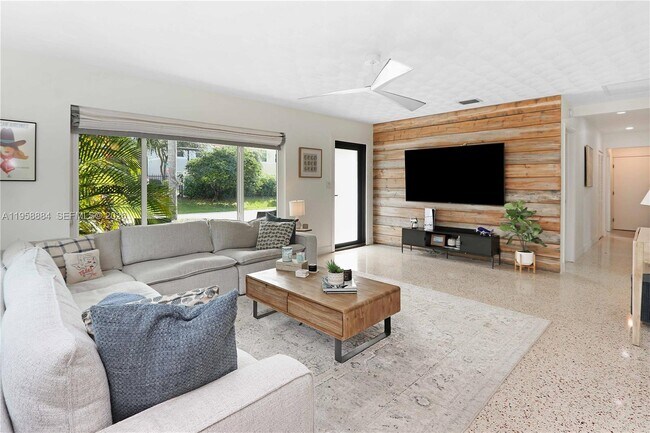 Photo - 930 N 11th Ct