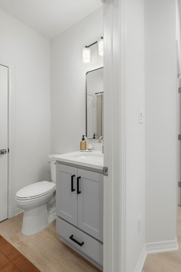 Photo - 240 Richards St