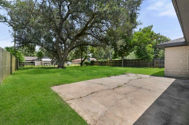Photo - 913 Meadowlane St