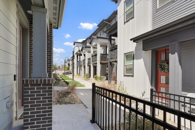 Spacious 3 Bed, 2.5 Bath Townhome in Prime Lakewood Location - Solar