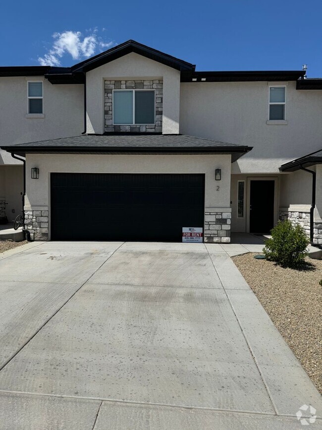 Building Photo - 3 Bedroom Townhome