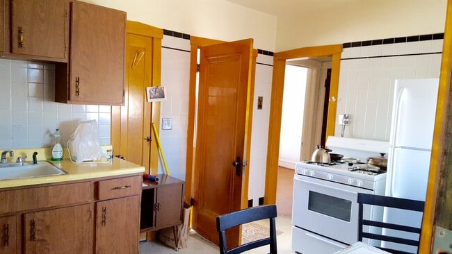 Kitchen - 3216 N Major Ave Unit 2