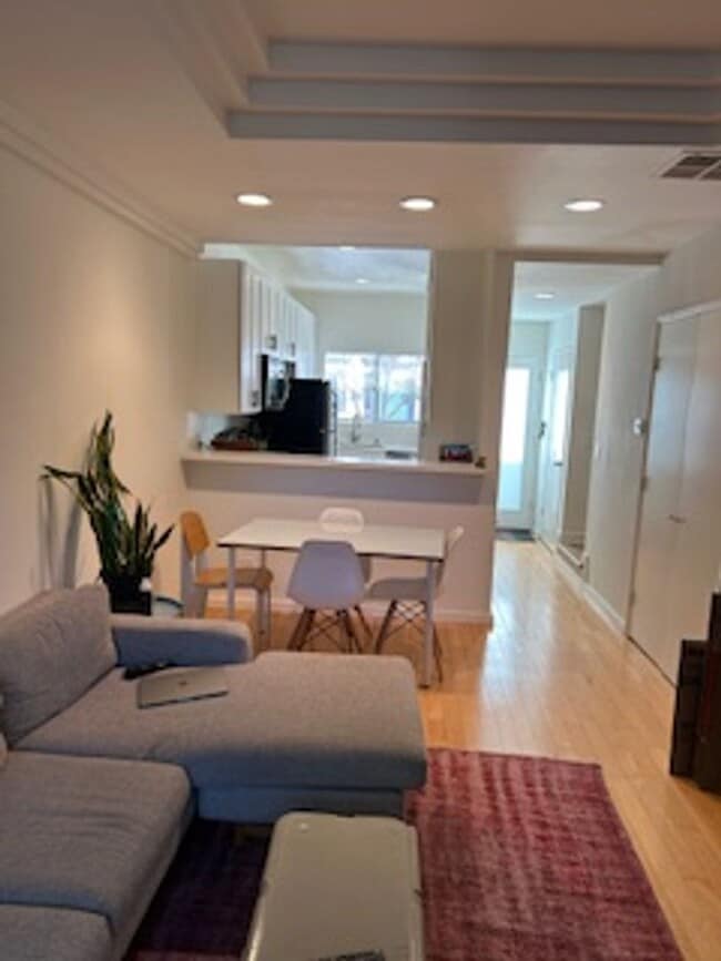 Building Photo - 2 BED + 2 1/2 BATH IN VENICE