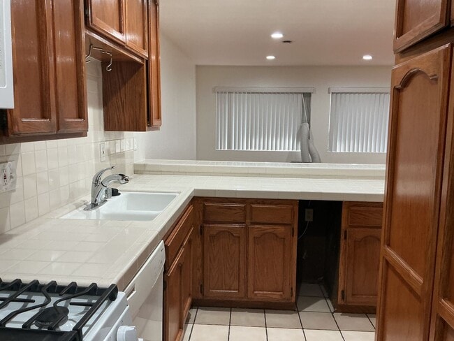 Photo - Los Caballeros #325 Unit 325A