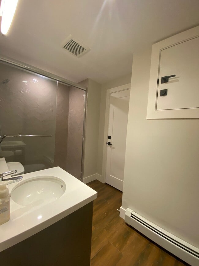 Photo - 437 18th Av W